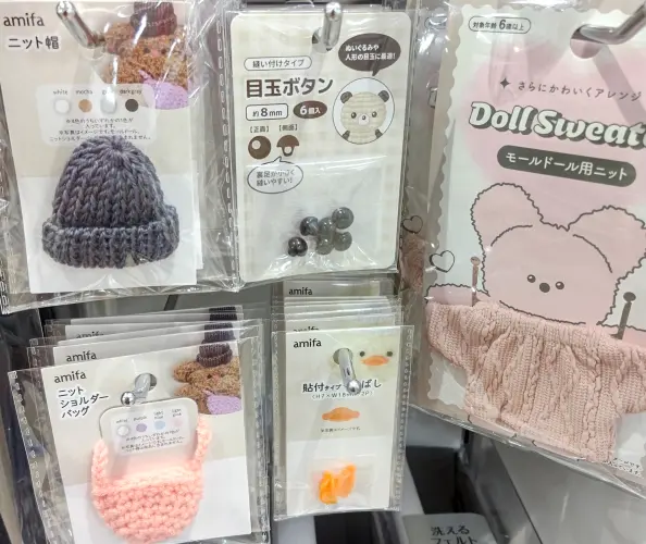 セリアに売っていたモールドール素材、縫い付け目玉、鞄、服、アヒル口
