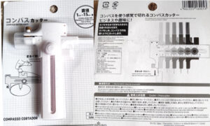 ダイソーで購入したコンパスカッター。コンパスで円を書くようにカットできる